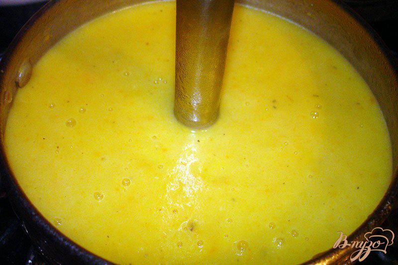 Фото приготовление рецепта: Суп из кабачков с гренками шаг №7