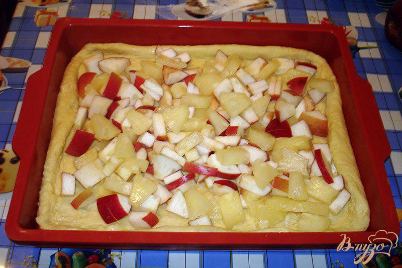 Фото приготовление рецепта: Закрытый яблочно-ананасовый пирог шаг №5