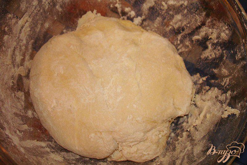 Фото приготовление рецепта: Закрытый яблочно-ананасовый пирог шаг №3