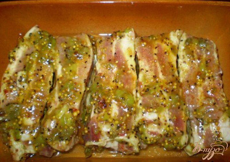 Фото приготовление рецепта: Свинина с киви и каперсами шаг №4