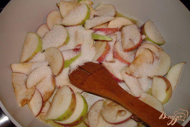 Фото приготовление рецепта: Творожная запеканка с яблоком и миндалем шаг №5