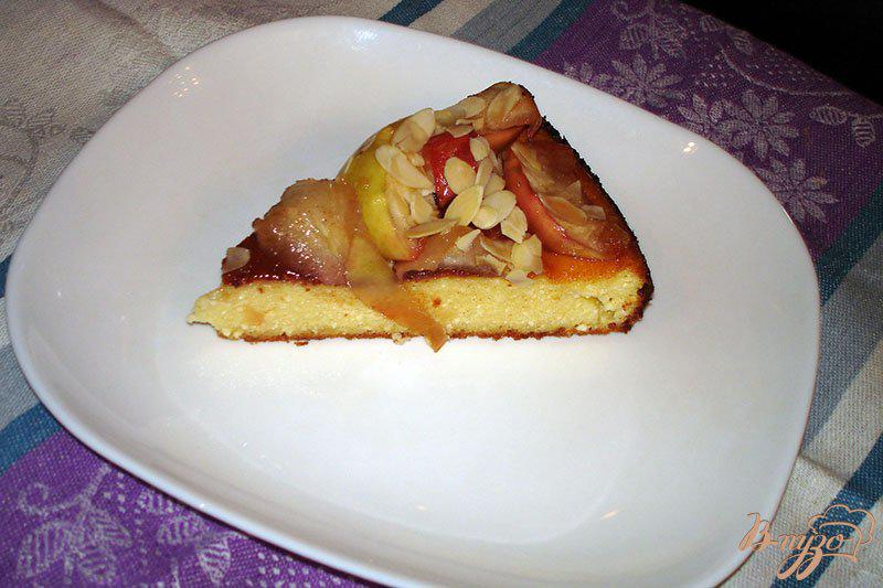 Фото приготовление рецепта: Творожная запеканка с яблоком и миндалем шаг №9