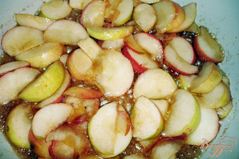 Фото приготовление рецепта: Творожная запеканка с яблоком и миндалем шаг №6