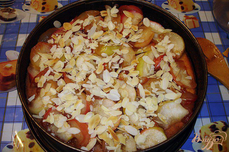 Фото приготовление рецепта: Творожная запеканка с яблоком и миндалем шаг №7