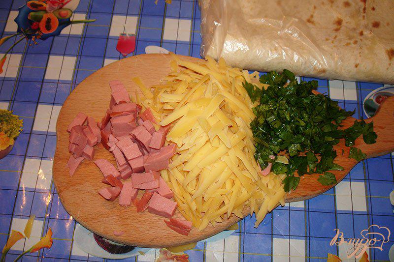 Фото приготовление рецепта: Лаваш с сыром и колбасой на сковороде шаг №1