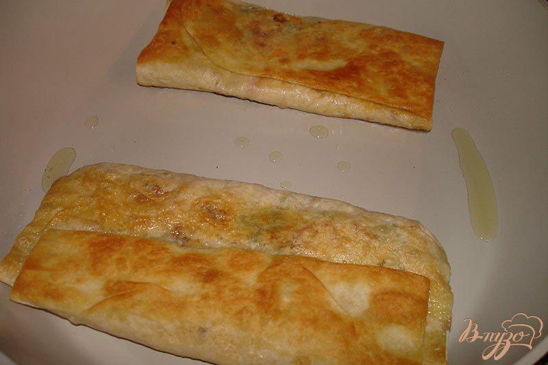 Фото приготовление рецепта: Лаваш с сыром и колбасой на сковороде шаг №4