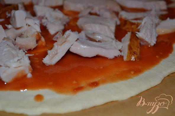 Фото приготовление рецепта: Пицца с куриным мясом и ананасом шаг №3