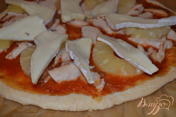 Фото приготовление рецепта: Пицца с куриным мясом и ананасом шаг №5