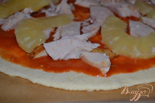 Фото приготовление рецепта: Пицца с куриным мясом и ананасом шаг №4