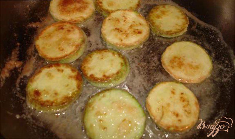 Фото приготовление рецепта: Закусочные кабачки с орехом шаг №2