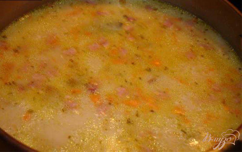 Фото приготовление рецепта: Сырный суп с ветчиной, сельдереем и другими овощами шаг №6