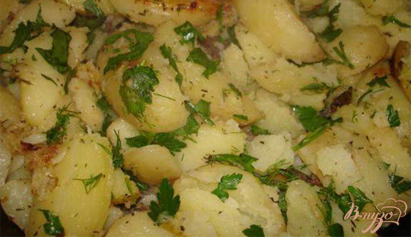 Фото приготовление рецепта: Картофель со специями и свежими травами шаг №4