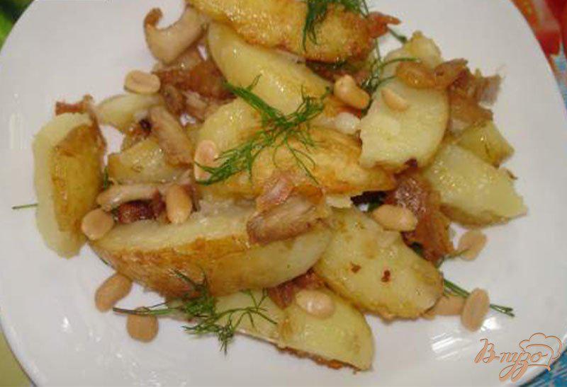 Фото приготовление рецепта: Молодой картофель с курицей, беконом и соленым арахисом шаг №5