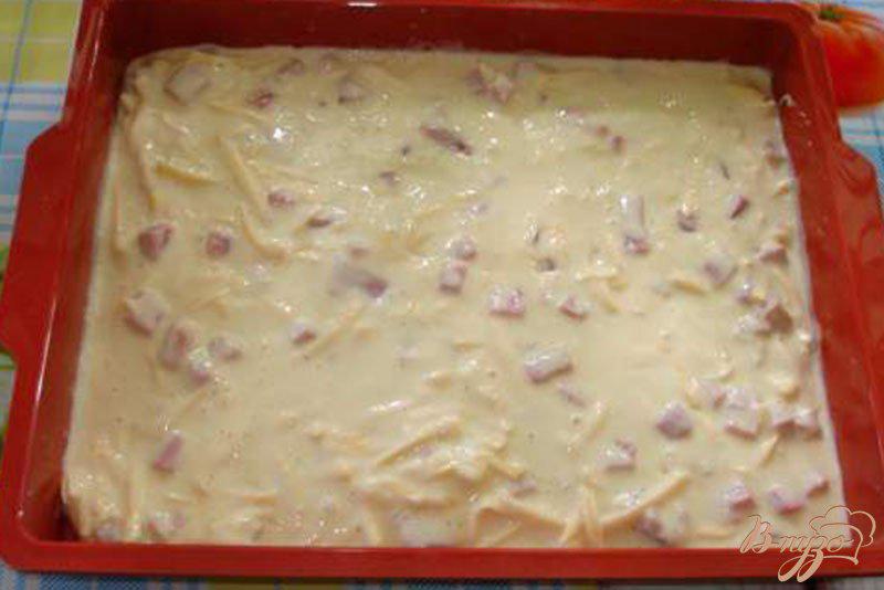Фото приготовление рецепта: Пирог с ветчиной и сыром шаг №5
