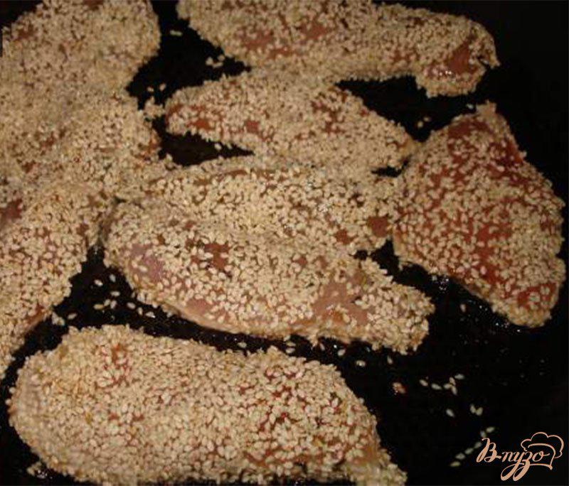 Фото приготовление рецепта: Куриные мясо в кунжуте шаг №3