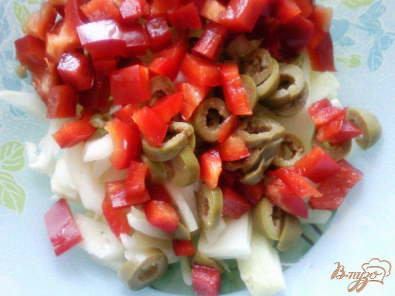 Фото приготовление рецепта: Салат с оливками и вареной колбасой шаг №1
