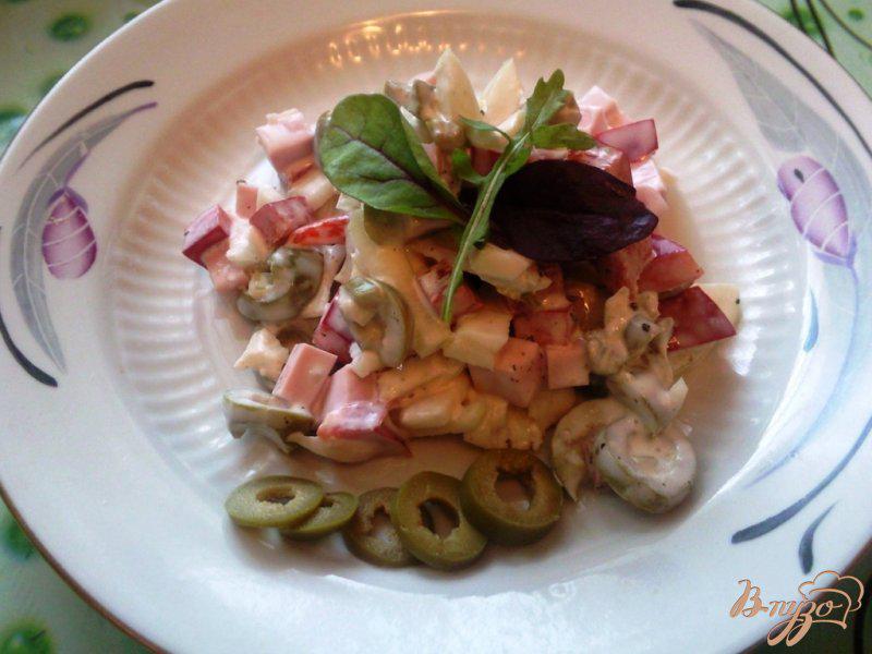 Фото приготовление рецепта: Салат с оливками и вареной колбасой шаг №3