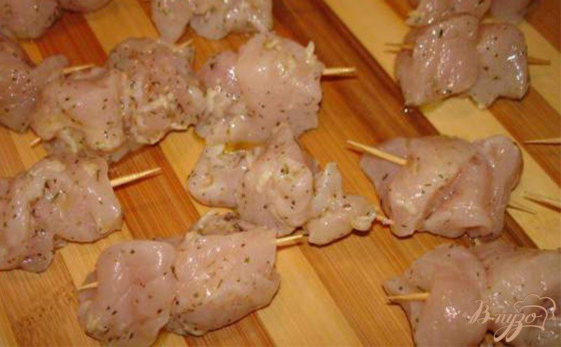 Фото приготовление рецепта: Маринованная курица на гриле с огуречным соусом шаг №3