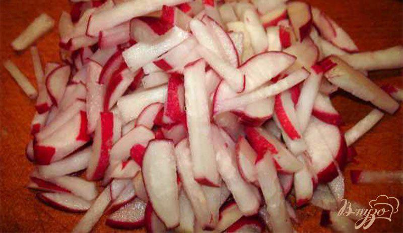Фото приготовление рецепта: Салат из редиса и овощей с томатным соусом шаг №1