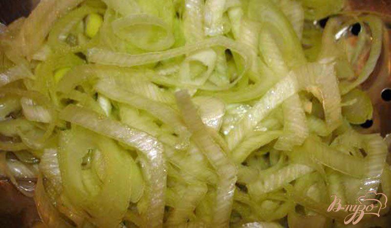 Фото приготовление рецепта: Салат из редиса и овощей с томатным соусом шаг №2