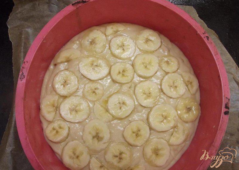 Фото приготовление рецепта: Кекс банановый с кешью шаг №5