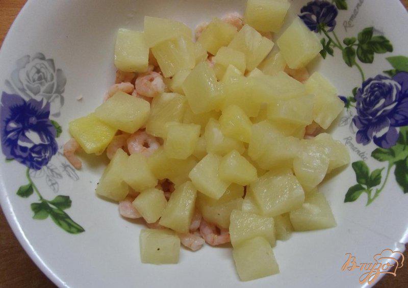 Фото приготовление рецепта: Салат с креветками, ананасом и чесноком шаг №2