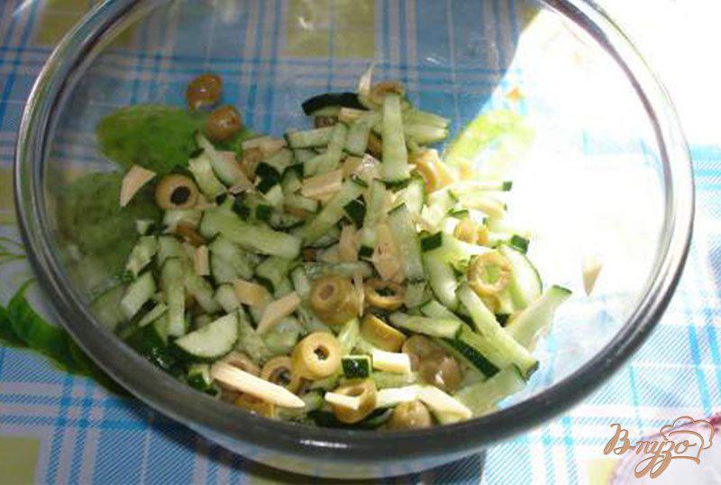 Фото приготовление рецепта: Оливковый салат с огурцом и яйцом шаг №3
