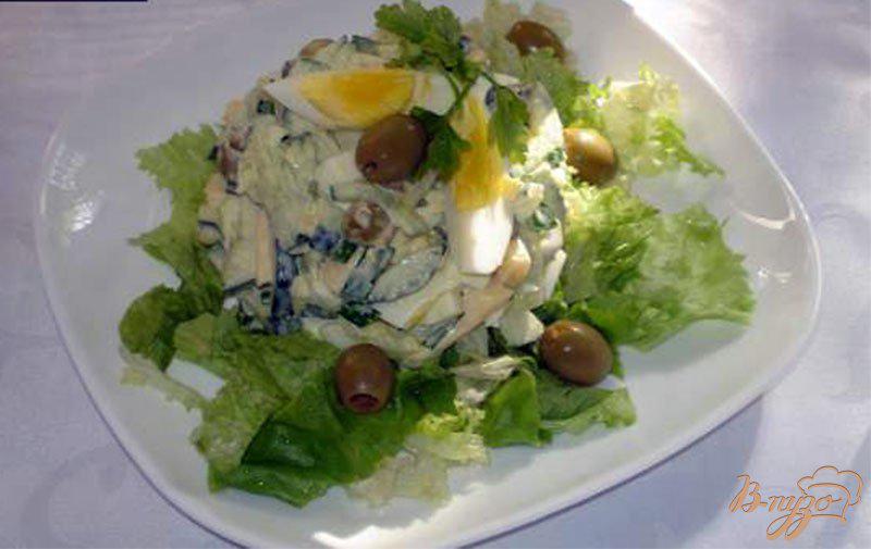 Фото приготовление рецепта: Оливковый салат с огурцом и яйцом шаг №4