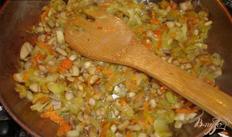 Фото приготовление рецепта: Тушеный картофель с луком пореем и грибами шаг №4