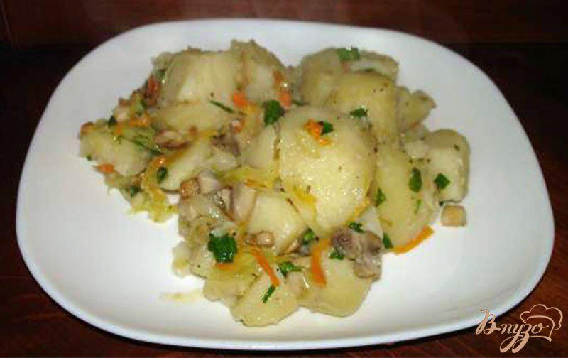 Фото приготовление рецепта: Тушеный картофель с луком пореем и грибами шаг №5
