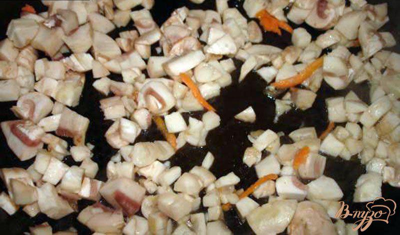 Фото приготовление рецепта: Тушеный картофель с луком пореем и грибами шаг №3