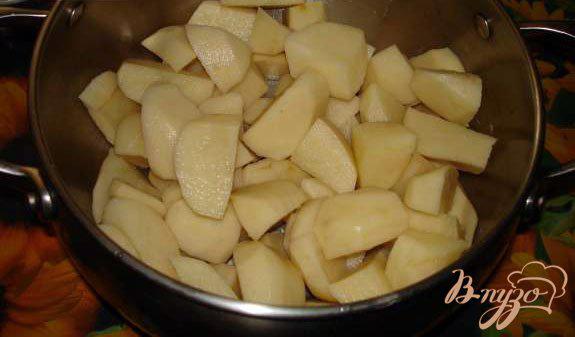 Фото приготовление рецепта: Тушеный картофель с луком пореем и грибами шаг №1