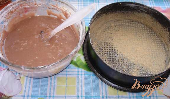 Фото приготовление рецепта: Сметанный торт с кофейно-масленным кремом и арахисом шаг №4