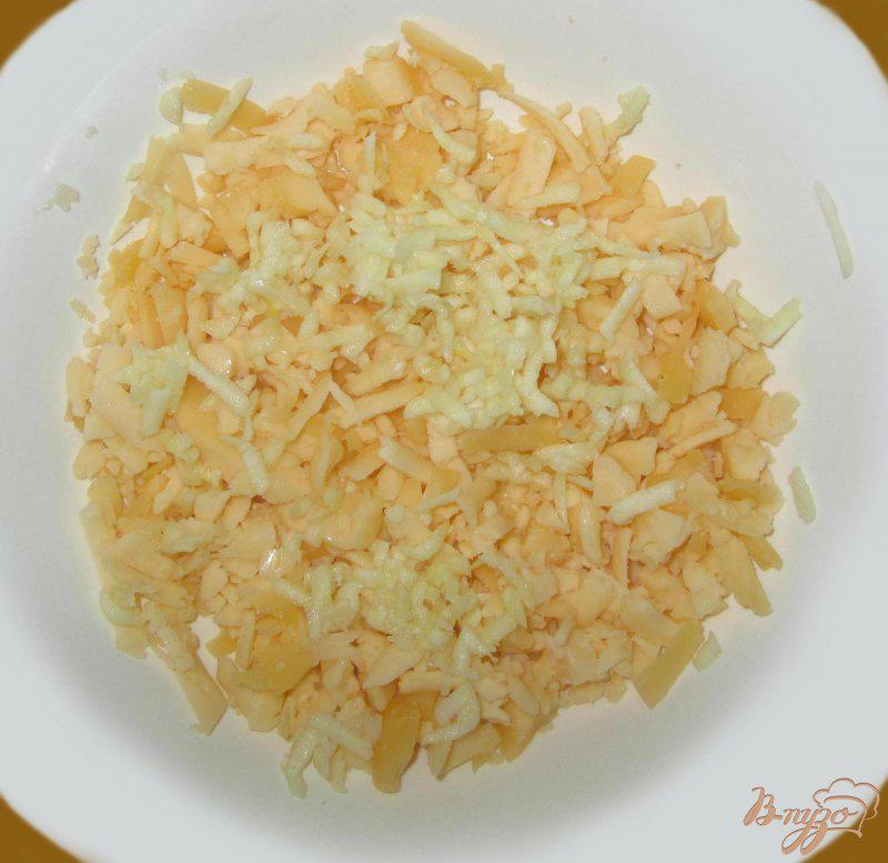 Фото приготовление рецепта: Помидоры с сыром и чесноком шаг №3