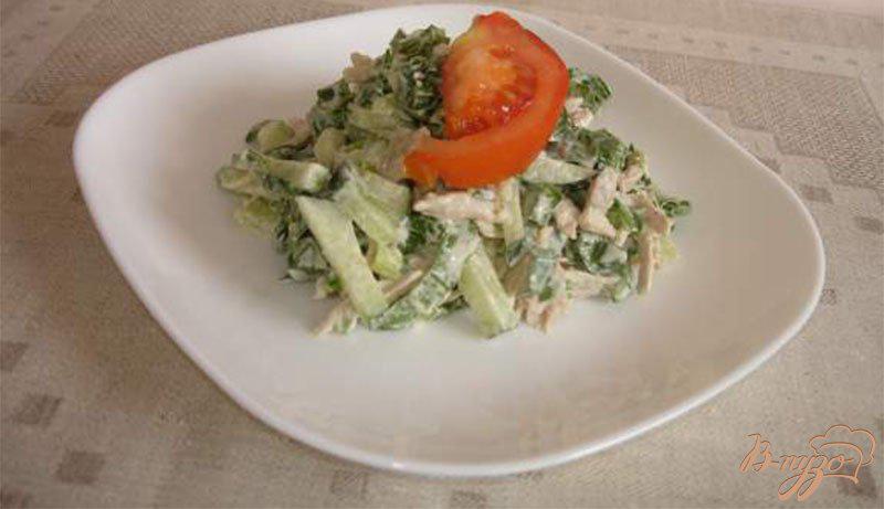 Фото приготовление рецепта: Овощной салат с черемшой и куриным мясом со сметаной шаг №4