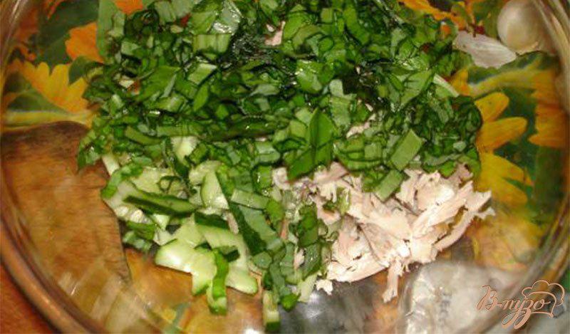 Фото приготовление рецепта: Овощной салат с черемшой и куриным мясом со сметаной шаг №3