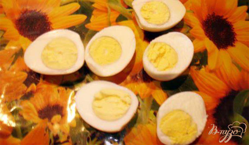 Фото приготовление рецепта: Яйца, фаршированные овощами и селедкой шаг №1