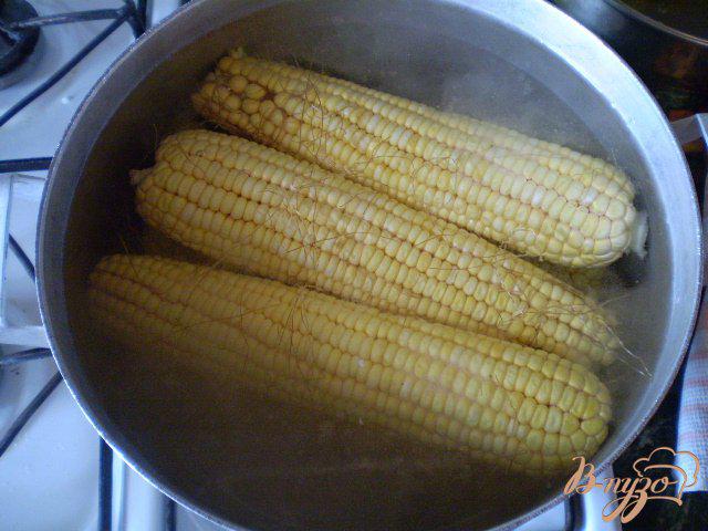 Фото приготовление рецепта: Отварная кукуруза с чесноком и зеленью шаг №2