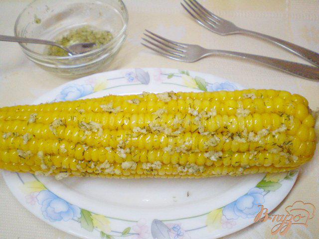 Фото приготовление рецепта: Отварная кукуруза с чесноком и зеленью шаг №5