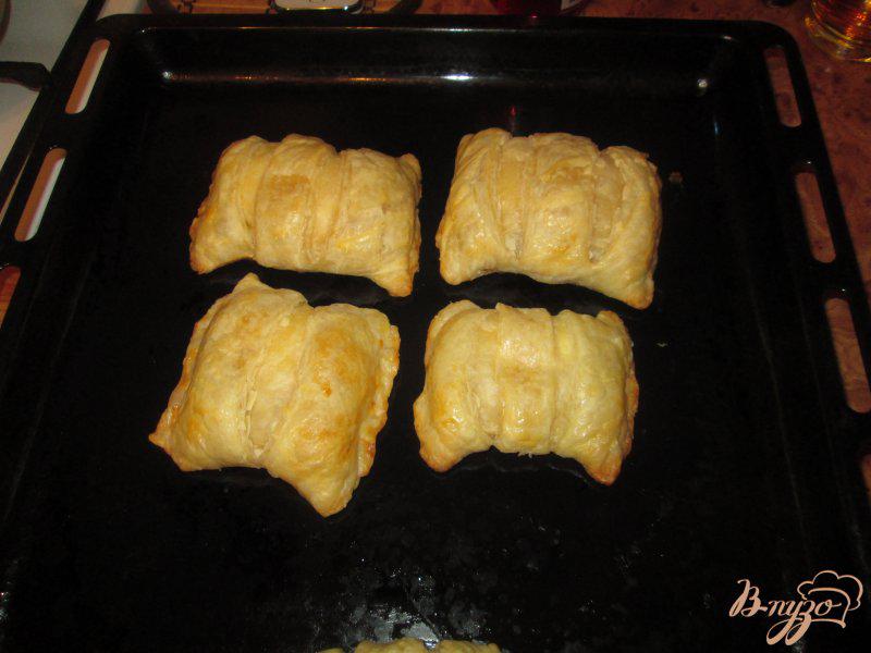Фото приготовление рецепта: Пирожки с творогом из слоеного теста шаг №8