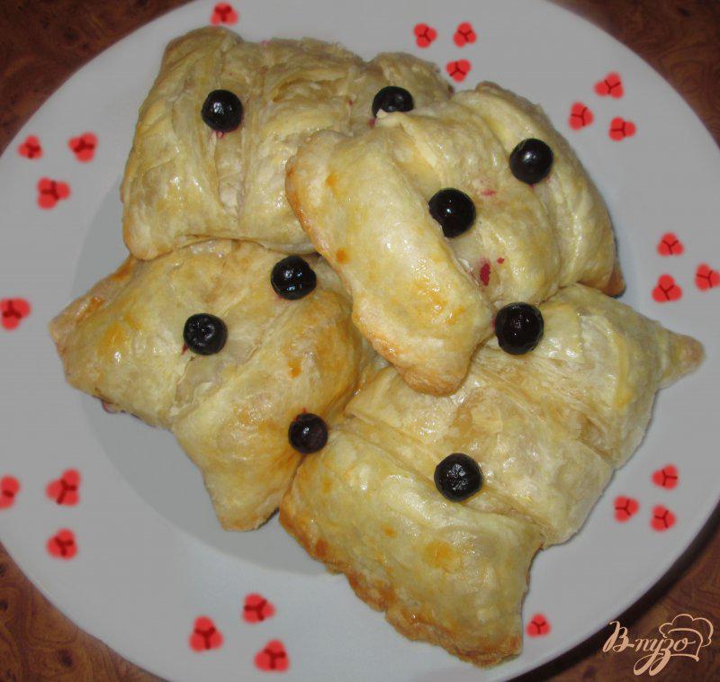 Фото приготовление рецепта: Пирожки с творогом из слоеного теста шаг №9