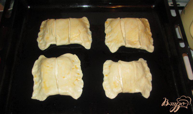 Фото приготовление рецепта: Пирожки с творогом из слоеного теста шаг №7