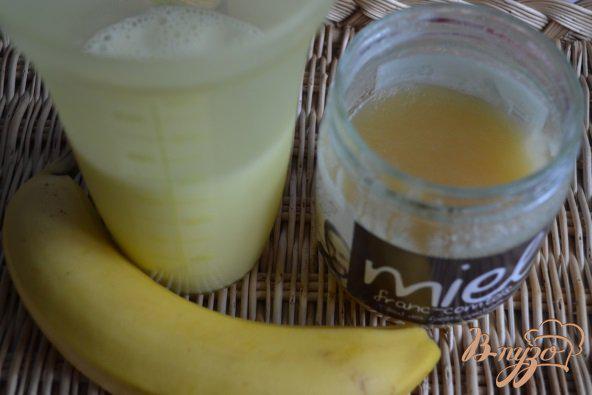 Фото приготовление рецепта: Банановое молоко с медом шаг №1
