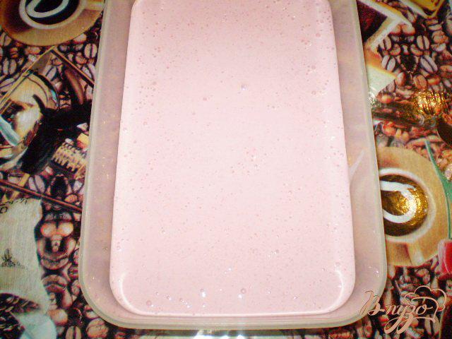 Фото приготовление рецепта: Клубничное мороженое шаг №4