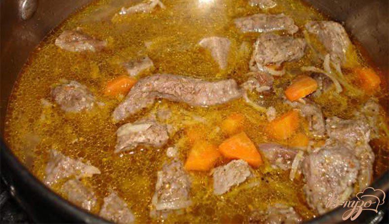 Фото приготовление рецепта: Тушеное мясо с сельдереем и морковью шаг №6