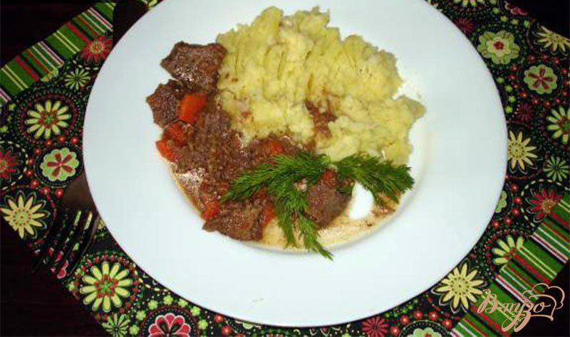 Фото приготовление рецепта: Тушеное мясо с сельдереем и морковью шаг №7