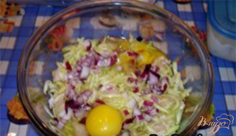 Фото приготовление рецепта: Оладьи овощные с курицей шаг №4