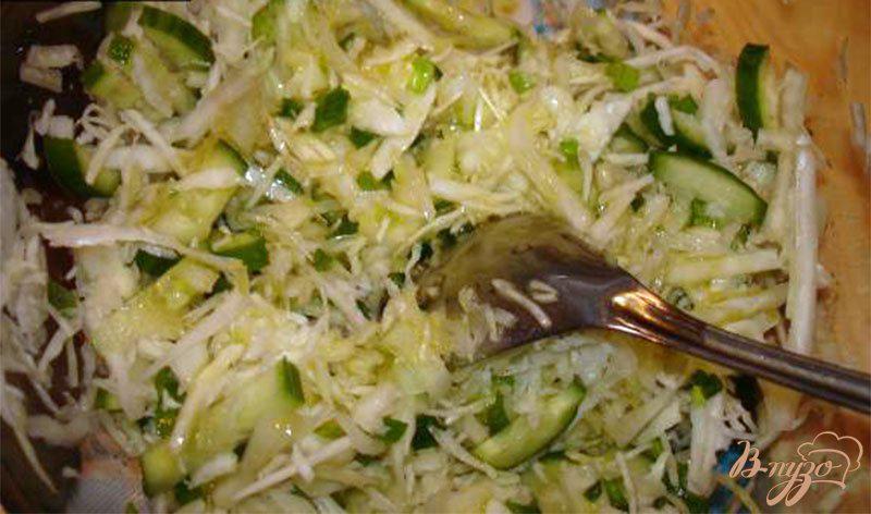 Фото приготовление рецепта: Легкий салат с фетой и тыквенными семечками шаг №3