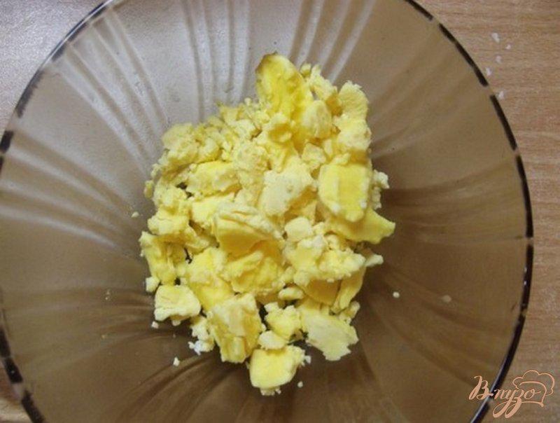 Фото приготовление рецепта: Украинская закуска из яиц с салом и чесноком шаг №3