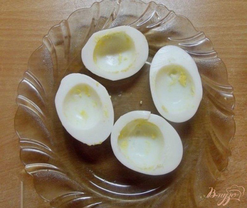 Фото приготовление рецепта: Украинская закуска из яиц с салом и чесноком шаг №2